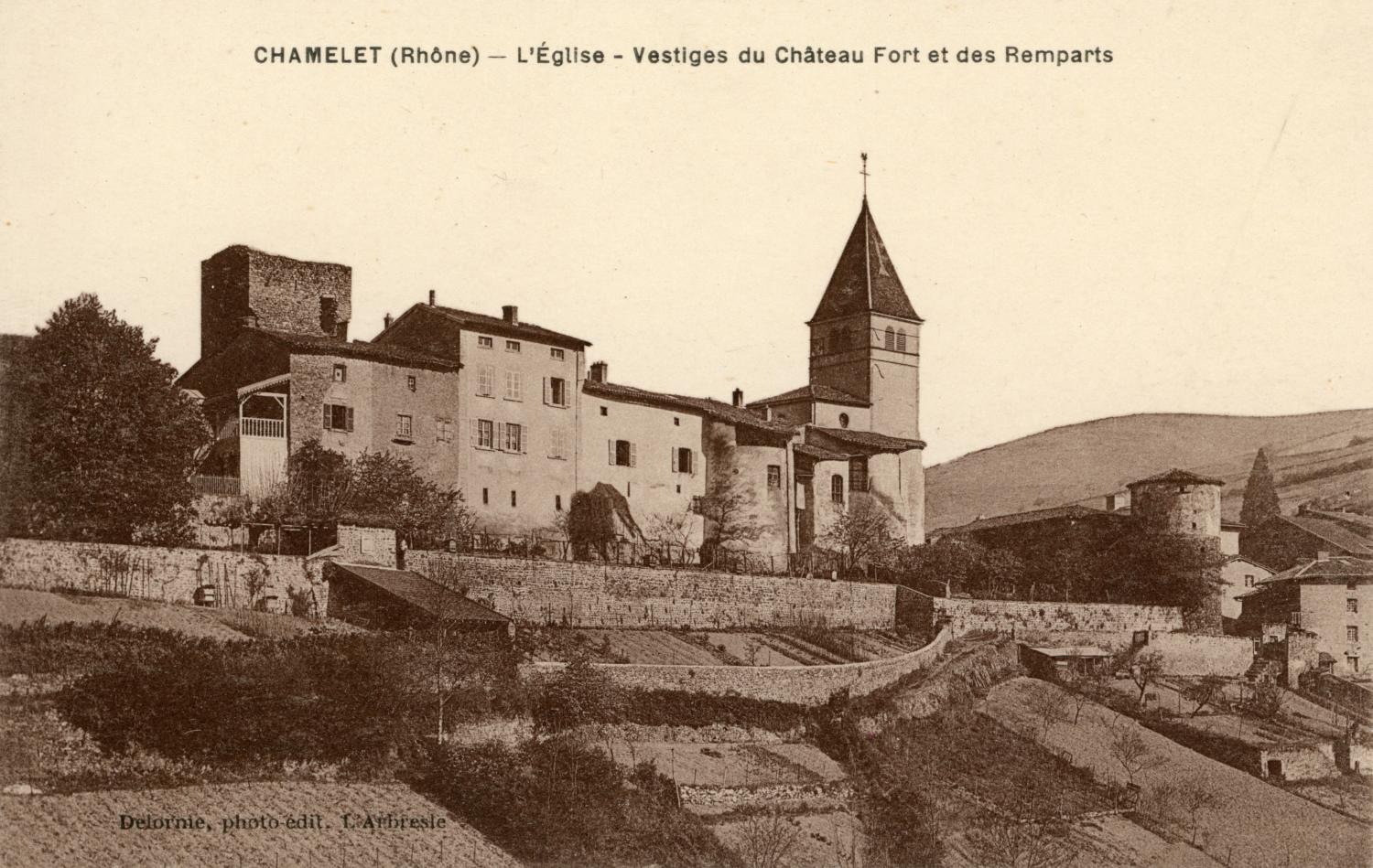 Chamelet (Rhône). - L'église. - Vestiges du château fort et des remparts