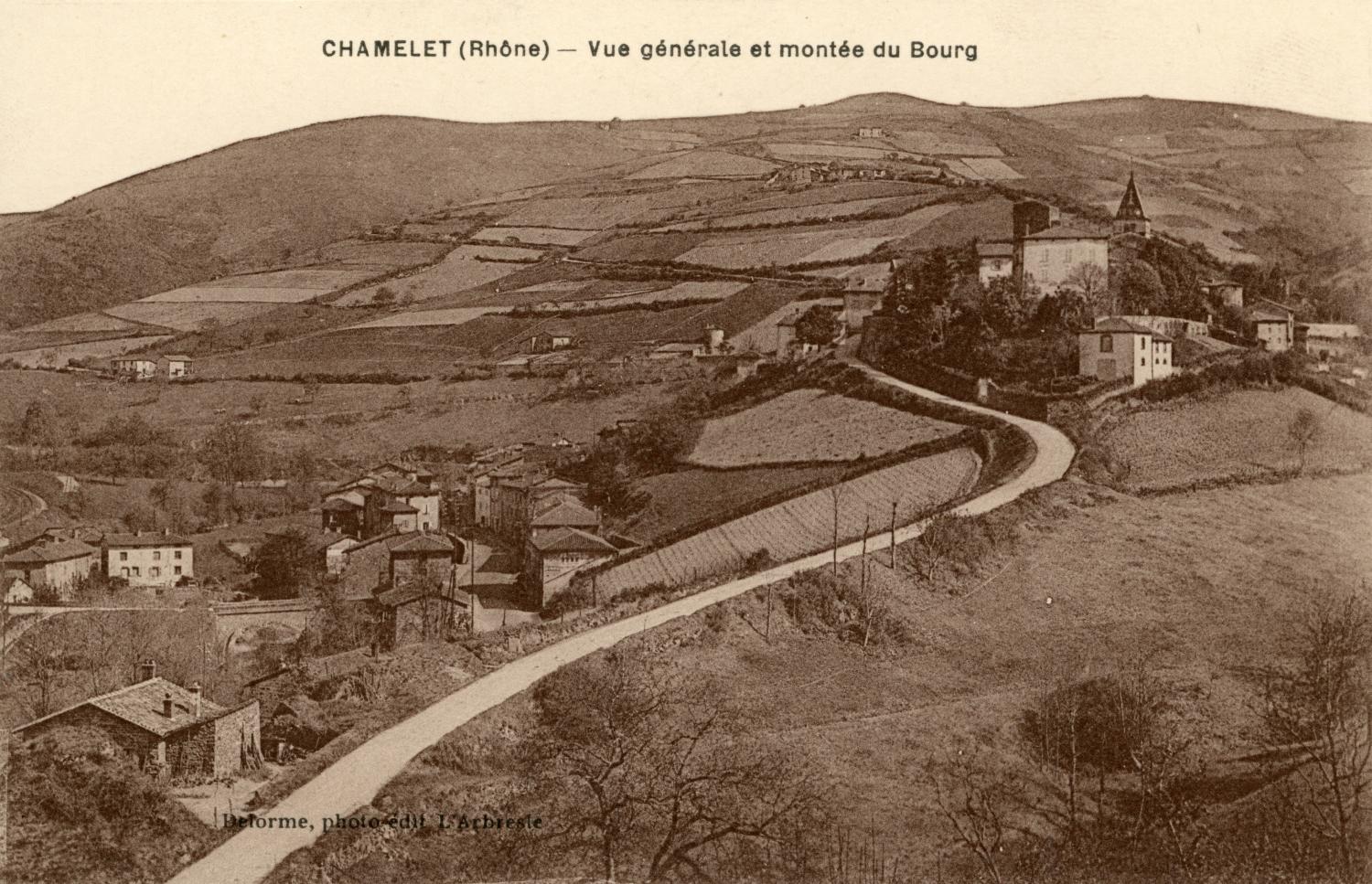Chamelet (Rhône). - Vue générale et montée du bourg