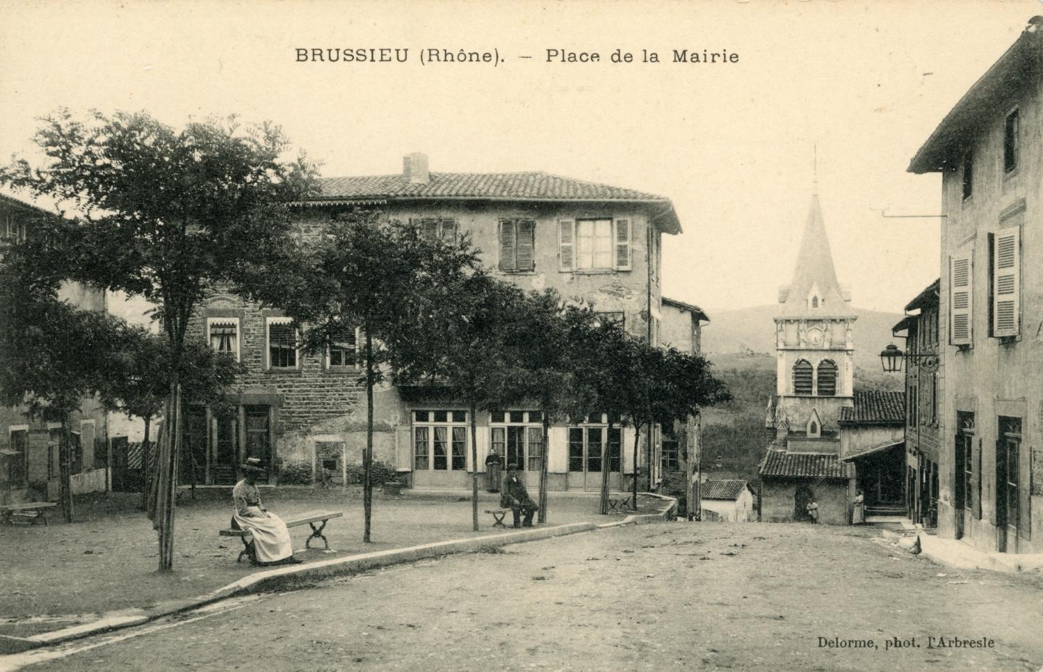 Brussieu (Rhône). - Place de la Mairie