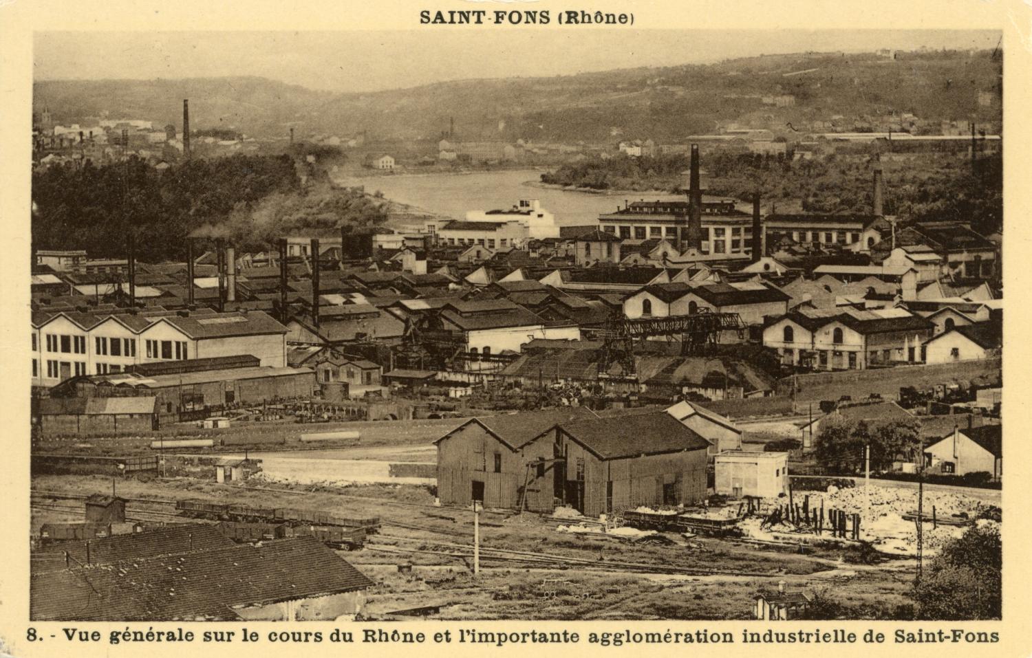Saint-Fons (Rhône). - Vue générale sur le cours du Rhône et l'importante agglomération industrielle de Saint-Fons